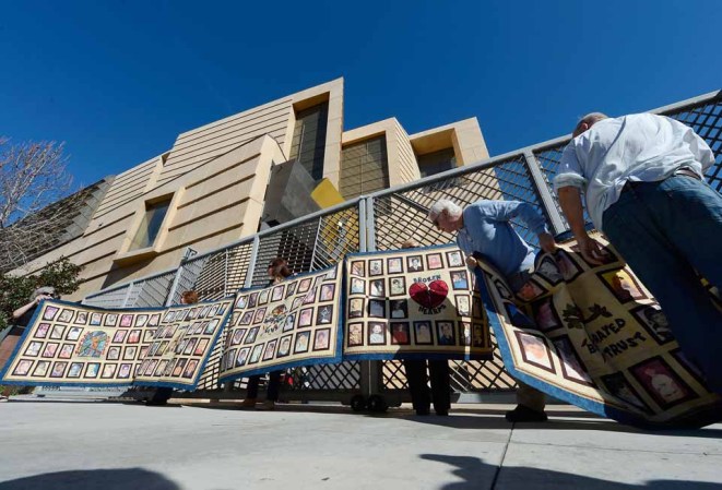 Frente a la Catedral de Nuestra Señora de Los Ángeles, el director regional de Red de Sobrevivientes de Abuso Sexual por Sacerdotes dijo el viernes que las medidas no eran más que gestos superficiales.