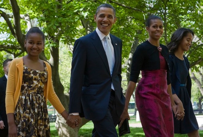 Barack y Michelle Obama, y sus hijas Sasha and Malia Obama cruzaron el parque Lafayette Park hacia la Iglesia Episcopal de St. John's Episcopal Church para asistir a los servicios de Pascua.