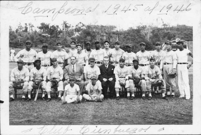 Equipo de los Elefantes de Cienfuegos, campeones del campeonato de 1945-46 de la Liga Profesional Cubana. Entre las estrellas de este club aparecen Martín Dihígo (al medio en la fila posterior), con Silvio García a su derecha y Sal Maglie y Napoleón Reyes a su izquierda.