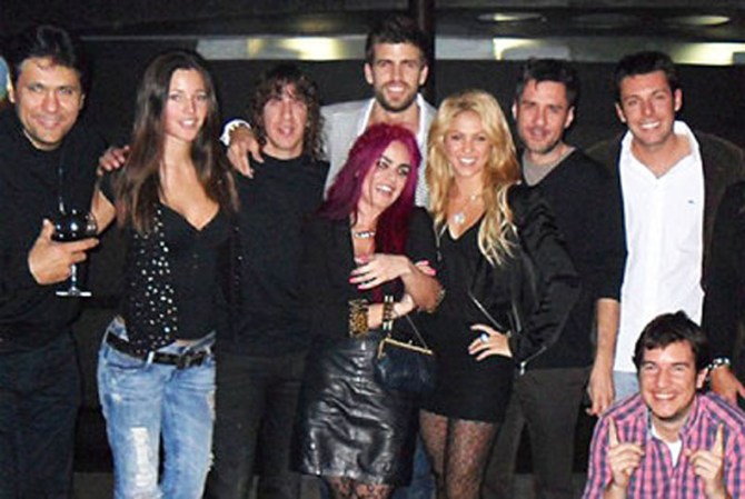 Unos días antes, Piqué había alimentado aún más los rumores al publicar un foto en que aparecen ambos rodeados de un grupo de amigos celebrando su cumpleaños.