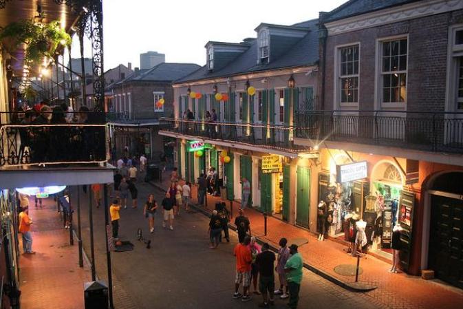 BOURBON STREET: Aquí puedes encontrar una buena cantidad de restaurantes, de tiendas de recuerdos y de bares para escuchar música.