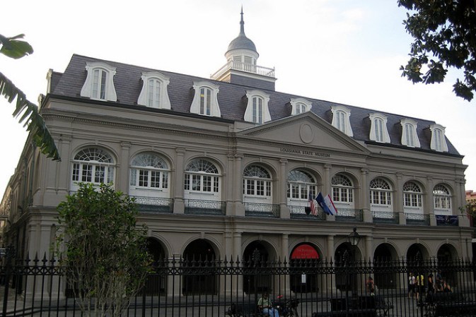 CABILDO: Edificio histórico de viviendas, actualmente es un museo y galería.