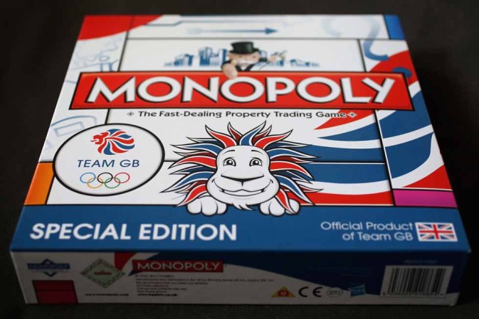 Monopoly es un juego de mesa de bienes raíces, hoy en día producido por la empresa estadounidense de accionistas Hasbro de Rhode Island. Monopoly es uno de los juegos de mesa más reconocidos del mundo.