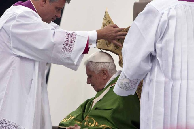 24 de abril del 2005: Instalado como Papa con una misa.