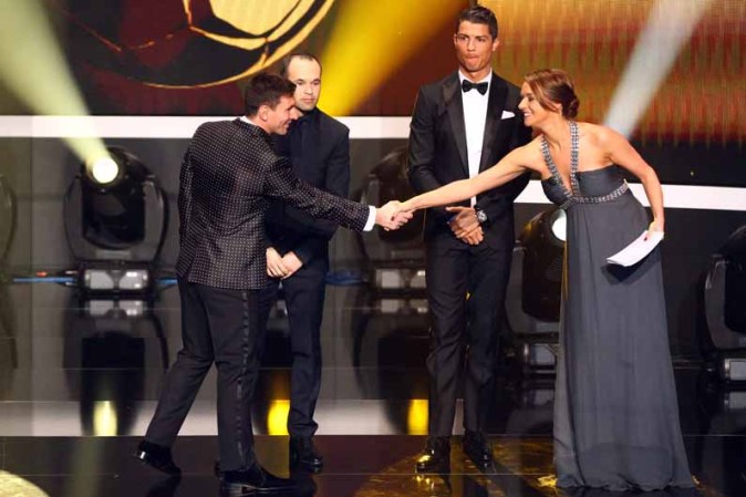Lionel Messi volvió a engrandecer la historia del fútbol mundial al convertirse en el primer futbolista que gana cuatro veces seguidas el Balón de Oro al mejor jugador del año de la FIFA.