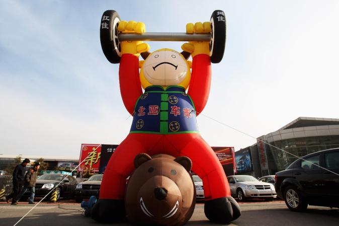 Así se anuncian los autos en China, con enormes muñecos inflables.