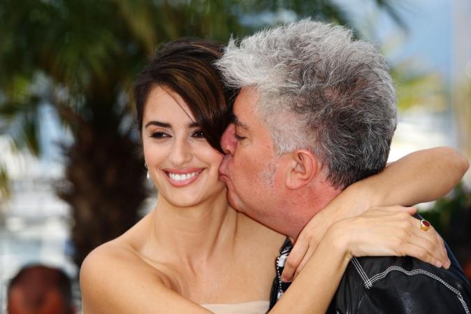 El director de cine Pedro Almodóvar junto a la protagonista de muchas de sus películas Penelope Cruz.