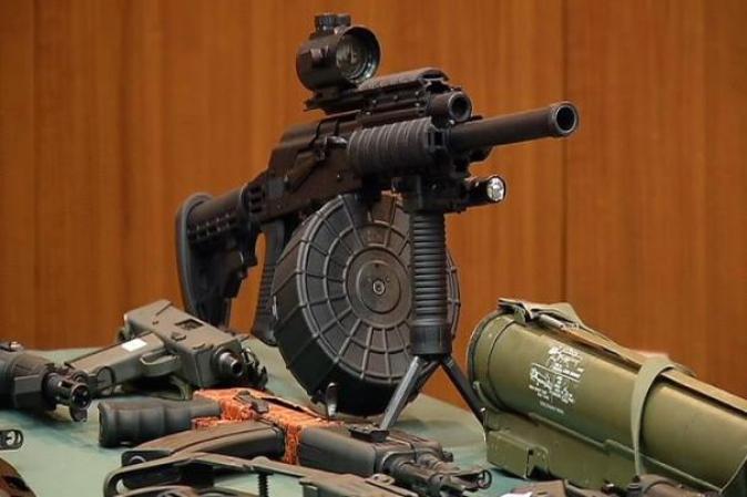 12 DE JUNIO, 2012: La policía muestra un arsenal de armas que descubrieron dentro de la casa de Frank y Bernice Turturo, dueños de una clínica de Pompano Beach que fue allanada por sospechas de que se expedian prescripciones ilegales de drogas. <br /> Mira aquí las imágenes y lee los detalles de esta noticia.<br />