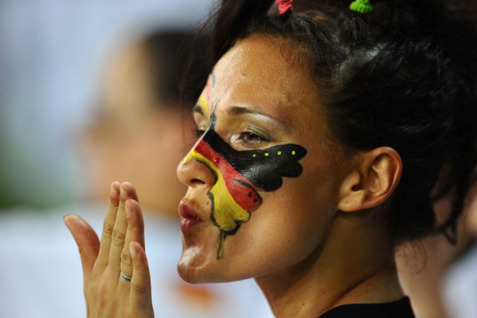 Una fanática alemana con una manera sexy y delicada de desplegar los colores de su equipo.