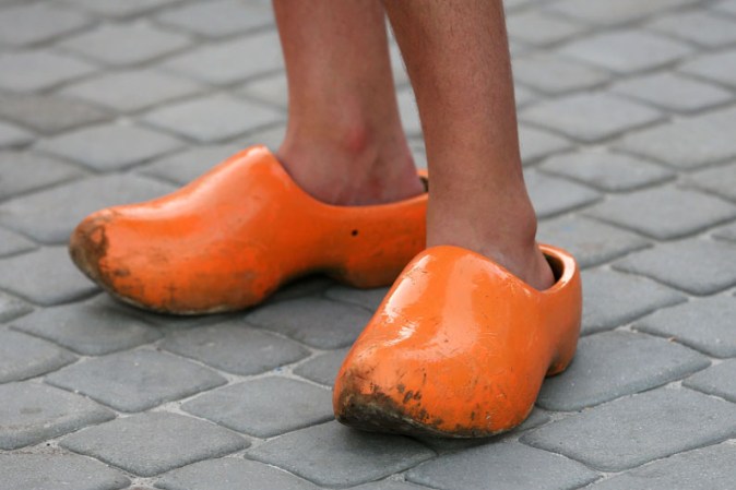 Una fanática de Holanda asiste al partido en zuecos.