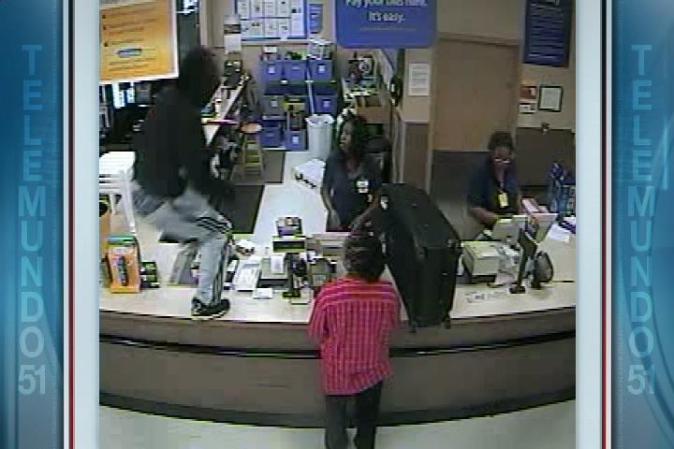 24 DE ABRIL, 2012: Un video de vigilancia captó como dos ladrones asaltaron una tienda Walmart en Pembroke Pines. <br /> Mira aquí todas las imágenes de este asalto.<br />