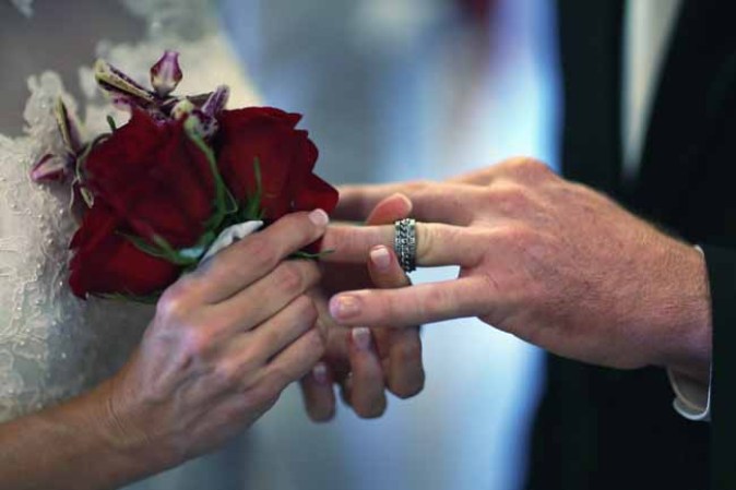 Las parejas que desean participar en esta tradicional ceremonia de San Valentín deben apuntarse con antelación en la página web de la corte de Palm Beach.