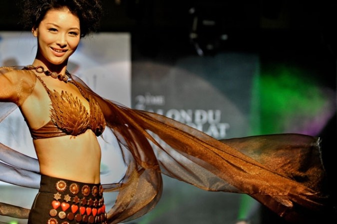 Otro traje de la feria de Shangai decorado con chocolate.