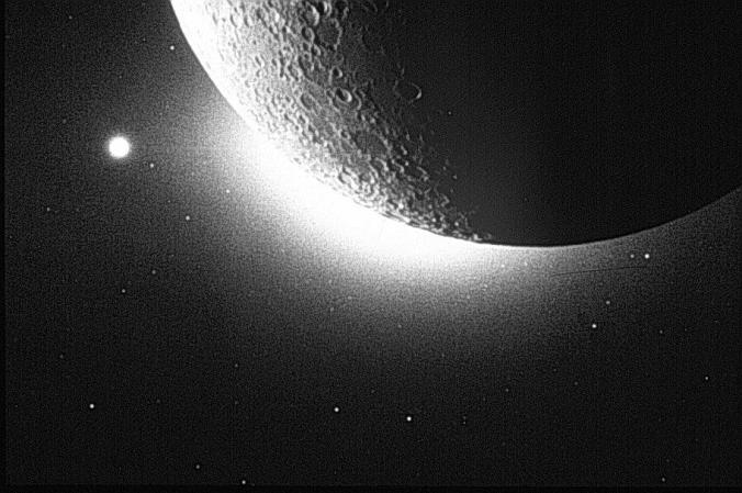 El brillo del sol tras la Luna.
