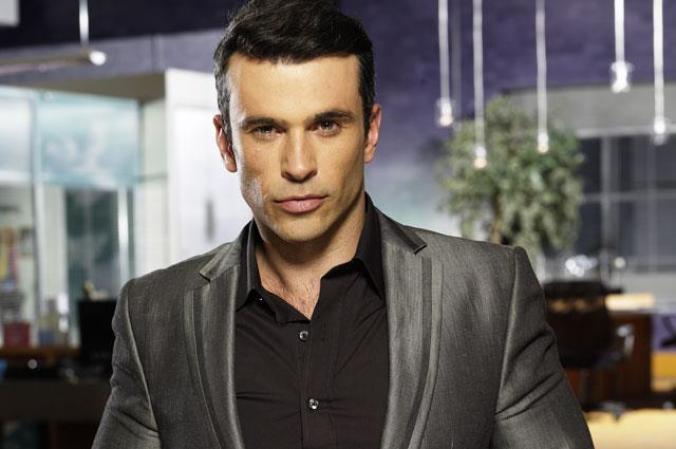 Félix Segura (Martín Karpan) es el jefe de Industrias Copito y es esposo de Antonia. Pero se encuentra en arresto domiciliario en su lujosa casa. Le ha sido infiel a su esposa con varias mujeres.