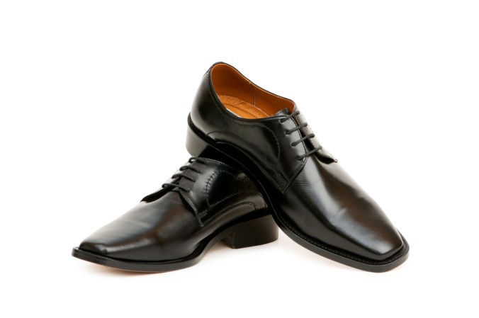 Zapatos negros. Un clásico que nunca puede faltar en el vestuario de papá. Unos buenos zapatos que le sirvan para ocasiones especiales.