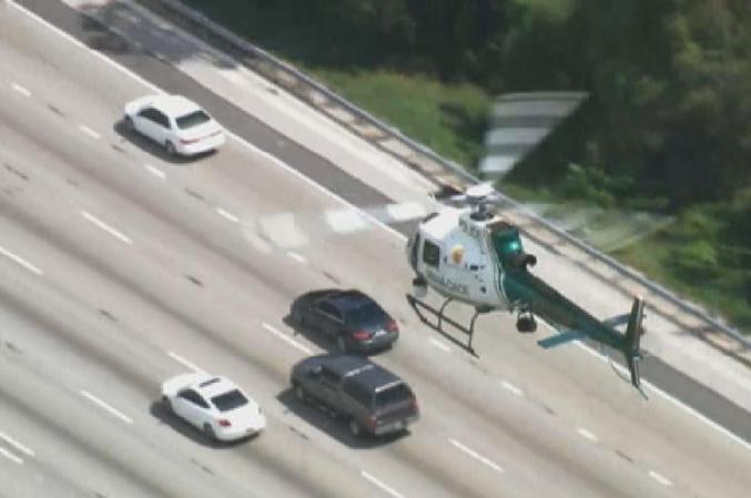 11 DE SEPTIEMBRE, 2012: Tres hombres sospechosos de cometer un atraco protagonizaron una espectacular persecución por las calles del sur de la Florida. <br /> Mira aquí las imágenes y lee los detalles de esta noticia..<br />