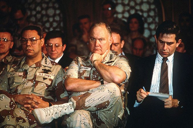 27 DE DICIEMBRE: Fallece de neumonía el general Norman Schwarzkopf, Jr., a los 78 años. Fue comandante en jefe de las fuerzas aliadas que derrotaron a Irak en la primera guerra del Golfo Pérsico. En la foto aparece con el futuro Secretario de Estado Colin Powell.