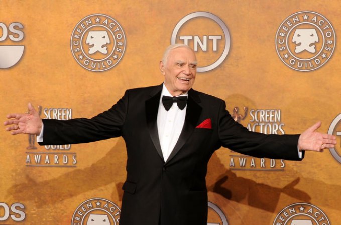 8 DE JULIO, 2012: Muere de un fallo renal el actor estadounidense Ernest Borgnine a los 95 años.