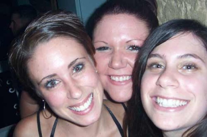 Fotos tomadas de la página que Casey Anthony mantenía en photobucket.com antes de ser juzgada y exonerada por la muerte de su hija Caley Anthony y que fueron consideradas como posible evidencia por la fiscalía.