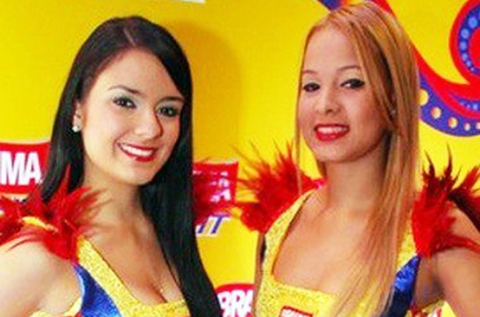 Llenas de alegría y a ritmo de tambores, varias chicas celebran durante el mes de la Independencia Dominicana.
