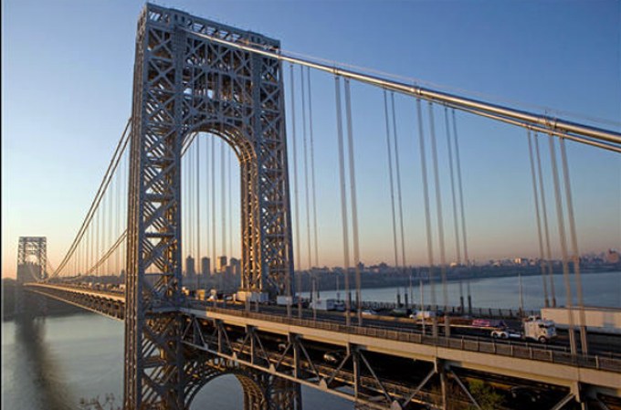 El George Washington Bridge "GWB" es un puente colgante que se extiende sobre el río Hudson para conectar al borough de Manhattan en la ciudad de Nueva York y a Fort Lee en Nueva Jersey.