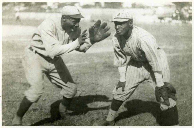 Dos memorables jugadores de principios del siglo XX de la Liga Profesional Cubana, a la izquierda Bienvenido Jiménez, autor de ocho robos de bases en un mismo desafío (récord de la liga y para todos los tiempos en el béisbol cubano) y Bartolo Portuondo, padre de la legendaria cantante cubana Omara Portuondo.