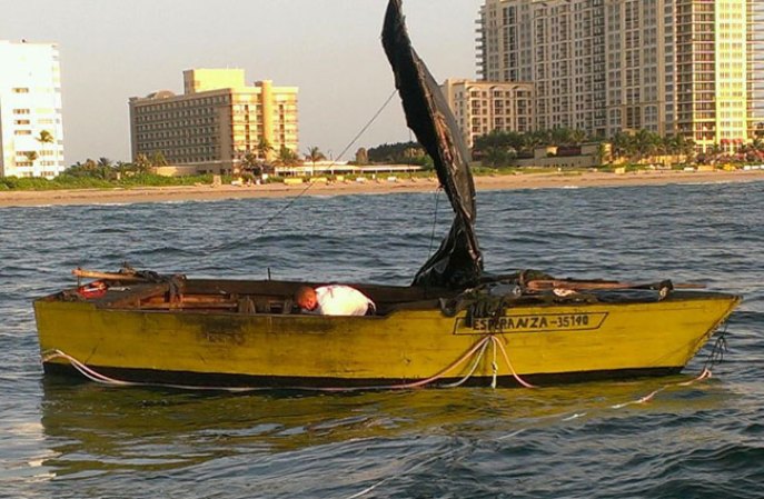 8 DE AGOSTO, 2012: Llega a las costas de Palm Beach una barca con 18 balseros cubanos. La deteriorada nave estaba impulsada por un motor ruso que se empleaba en los autos de la década de 1950.