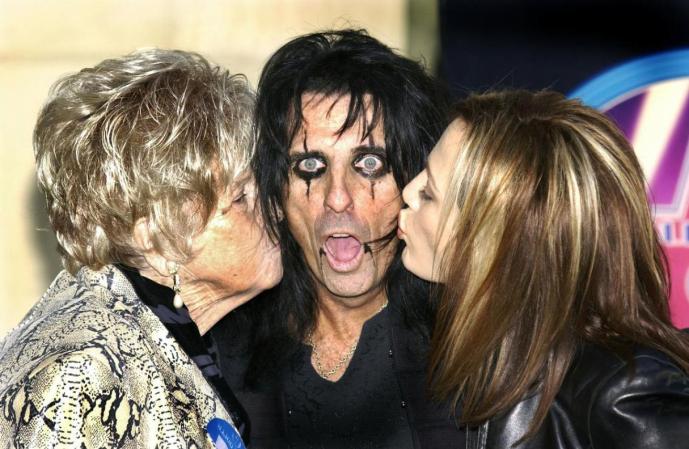 ¿Y quién dice que a los roqueros no le gustan los besos? Aquí vemos a Alice Cooper al recibir un beso de su esposa y su mamá en el paseo de la fama.