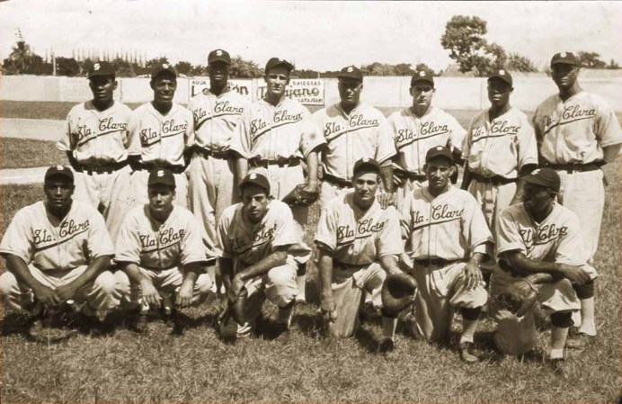 Santos Amaro, José María Fernández y Sam Bankhead, son algunos de los jugadores que aparecen en esta versión de los Leopardos de Santa Clara a principios de los años 40. La foto fue tomada en el Boulanger Park de Santa Clara.