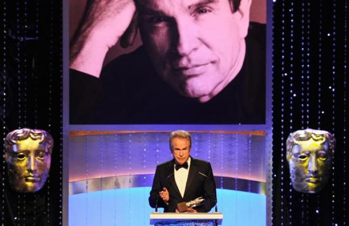 El actor Warren Beatty es un hiperactivo en la cama. Una de sus amantes, la actriz Joan Collins, llegó a decir que tenía que arrastrarse fuera del lecho amatorio para escapar del ímpetu de Beatty.