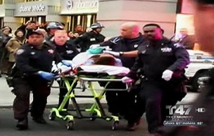 La policía informó que la niñera de los menores yacía cerca de ellos con heridas de arma blanca aparentemente causadas por ella misma.