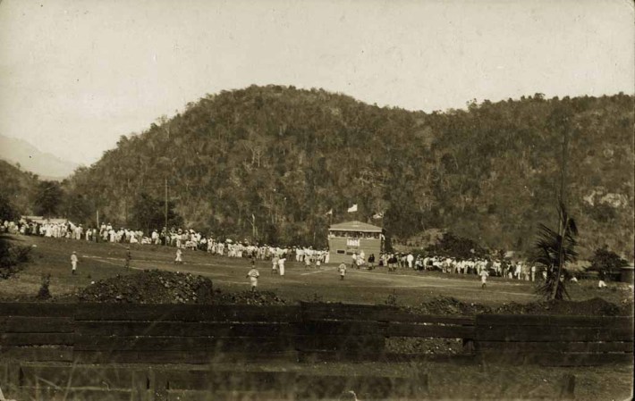 En Cuba se juega béisbol organizado desde finales el siglo XIX y su práctica forma parte de la idiosincracia y la nacionalidad cubana desde entonces. En la imagen un partido entre dos novenas amateurs en las cercanías de Trinidad.