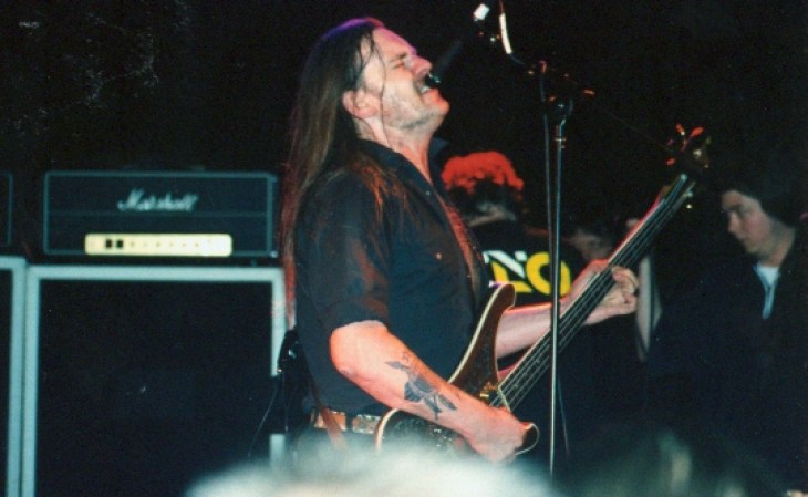 A veces cuanto más desarreglado y más feo más atractivo sexual se genera, al menos así parecieron haber pensado unas 1,200 seguidoras de este músico de la banda Motörhead.