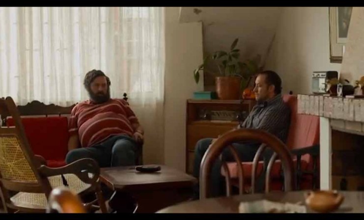 Cada vez más solo, Escobar le dice a su hermano Peluche que está bien, que se entregue, pues será de gran ayuda que esté en contacto con los Motoa en la cárcel.