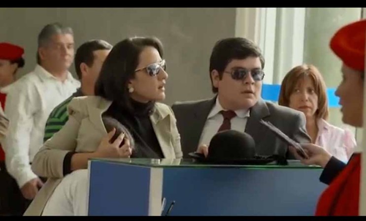 Como parte de una movida del gobierno estadounidense para presionar a Escobar, en el aeropuerto le informan a Patricia que sin la presencia también del padre, los niños no podrán viajar.