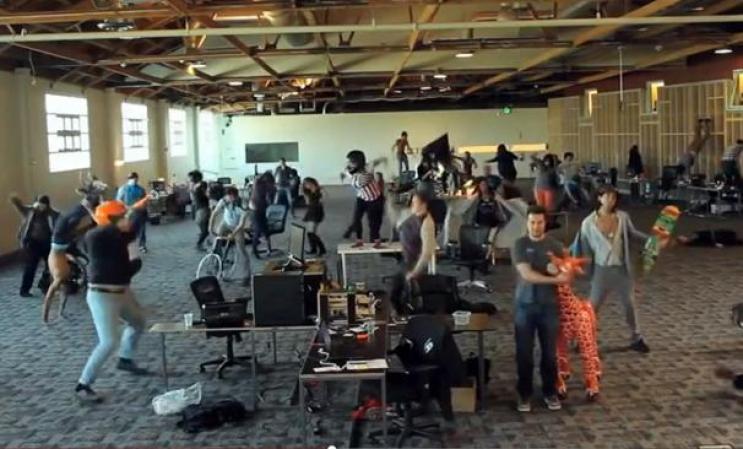 Imitaciones del baile neoyorquino “Harlem Shake” se propagan como epidemia por todas partes.