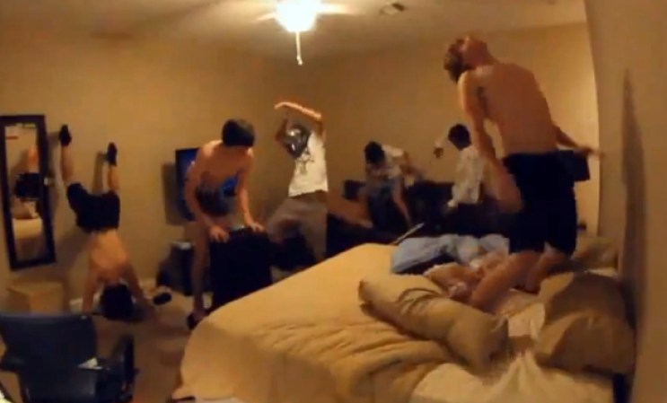 Imitaciones del baile neoyorquino “Harlem Shake” se propagan como epidemia por todas partes.