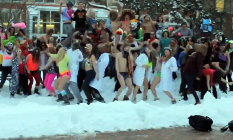 Imitaciones del baile neoyorquino “Harlem Shake” se propagan como epidemia por todas partes.