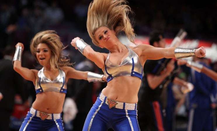 Las bailarinas oficiales de los Knicks de Nueva York “Knicks City Dancers” celebraron en la temporada 2011-2012, su aniversario número 20, como el epicentro de entretenimiento del equipo.