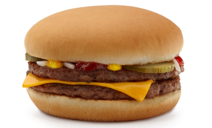 Dos hamburguesas:<br />Un detective encubierto arrestó a una mujer por ofrecerle una sesión de sexo a cambio de dos hamburguesas del menú de un dólar en Mcdonald’s, más la propina.