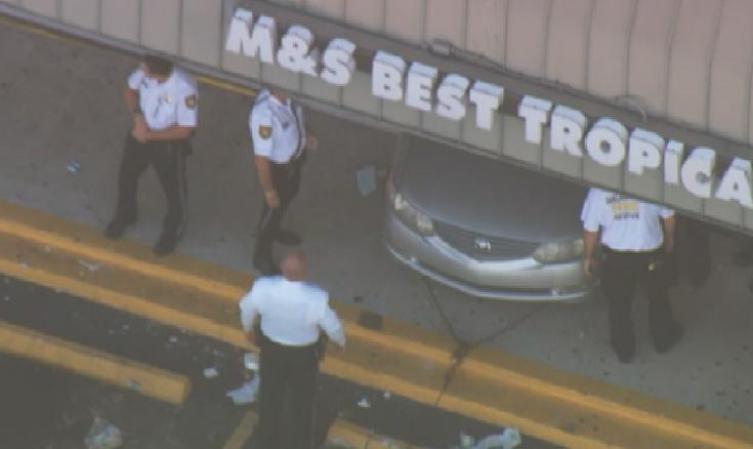 4 DE SEPTIEMBRE, 2012: Un restaurante tuvo que cerrar este martes despues de recibir la inesperada visita de un auto. <br /> Mira aquí las imágenes y lee los detalles de esta noticia..<br />