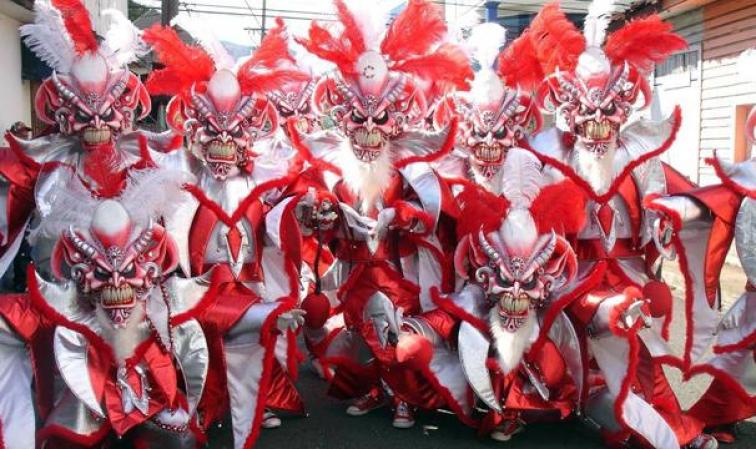 Los dominicanos celebran por todo lo alto durante el mes de febrero su fiesta de carnaval, la cual culmina el 27 de febrero con la fiesta del Día de Independencia.