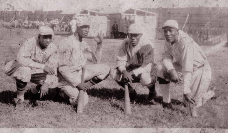 De izquierda a derecha, un grupo de estrellas de la Liga Cubana Profesional de principios del siglo XX. De izquierda a derecha aparecen Pablo "Champion" Mesa, Martín Dihígo, Alejandro Oms y Pepín Pérez.