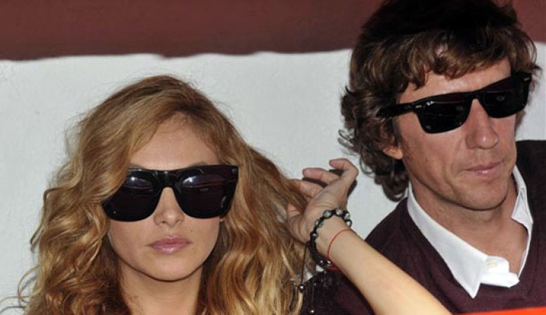 Marzo, 2012: El esposo de Paulina Rubio, Nicolás “Colate” Vallejo, impuso una demanda de divorcio en la que pidió la custodia del hijo de ambos, Andrea Nicolás.