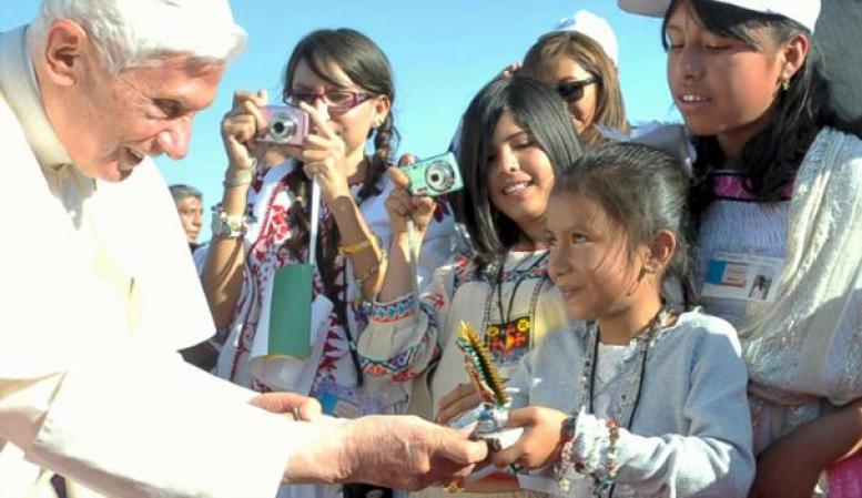 23 DE MARZO, 2012: El papa llega a México. Jóvenes dieron un regalo especial al Papa Benedicto XVI muy al inicio del primer día que pasará completo en México: le cantaron "Las Mañanitas, una canción mexicana tradicional.