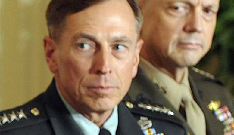11 DE NOVIEMBRE, 2012: El director de la CIA, David Petraeus, anuncia su retiro de su cargo luego de que saliera a la luz una relación extramarital.