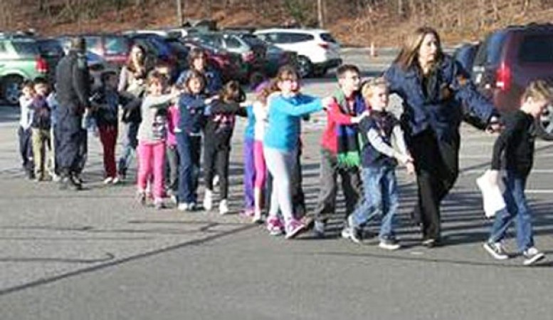 14 DE DICIEMBRE, 2012: Veinte niños y 6 adultos fueron acribillados a balazos por Adam Lanza, de 20 años, en una escuela de primaria en Newtown, Connecticut.