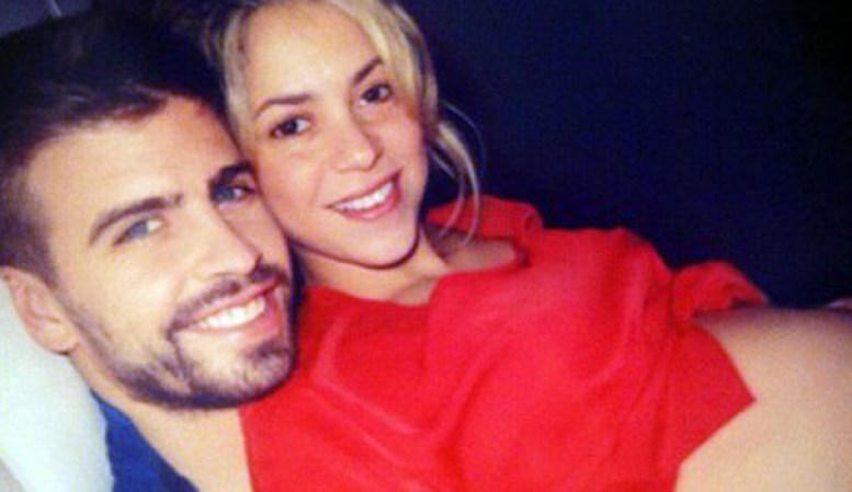 20 DE SEPTIEMBRE, 2012: La cantante colombiana Shakira confirma su embarazo tras semanas de especulaciones acerca de su incipiente barriguita.