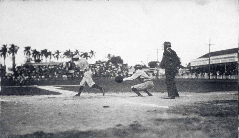 En 1910, el equipo de los Tigres de Detroit visitó La Habana para celebrar partidos de exhibición. En la imagen el legendario Ty Cobb mientras tomaba su turno al bate.